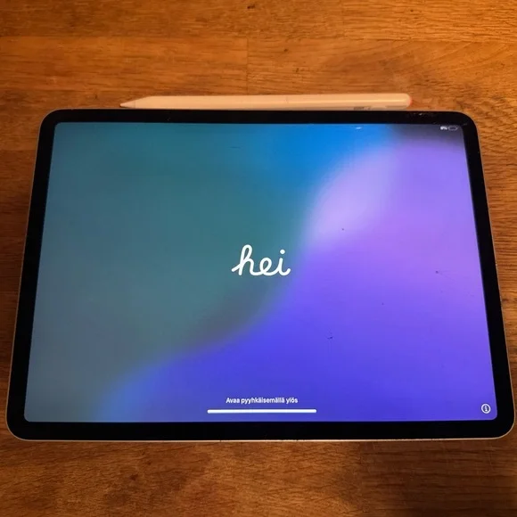 Apple iPad Pro 11” 3rd Gen + Apple Pencil + Case128GBCracked Screen